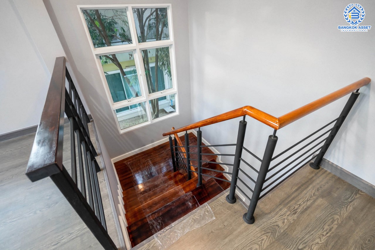 บ้านมือสองตกแต่งใหม่ ม.บางกอกบูเลอวาร์ด ราชพฤกษ์-พระราม5 หลังใหญ่ดีไซน์สุดหรู เนื้อที่ 83 ตร.ว. บนสังคมคุณภาพ SC Asset* ฟังก์ชันจัดเต็ม 4 ห้องนอน 4 ห้องน้ำ (ห้องนอนชั้นล่างพร้อมห้องน้ำในตัว) 2 ที่จอดรถ บนทำเลติดถนนราชพฤกษ์ ใกล้วงเวียนพระรามห้า ,ทางด่วนศรีรัช และเพียง 10 ถึงรถไฟฟ้า "สถานีบางรักใหญ่"